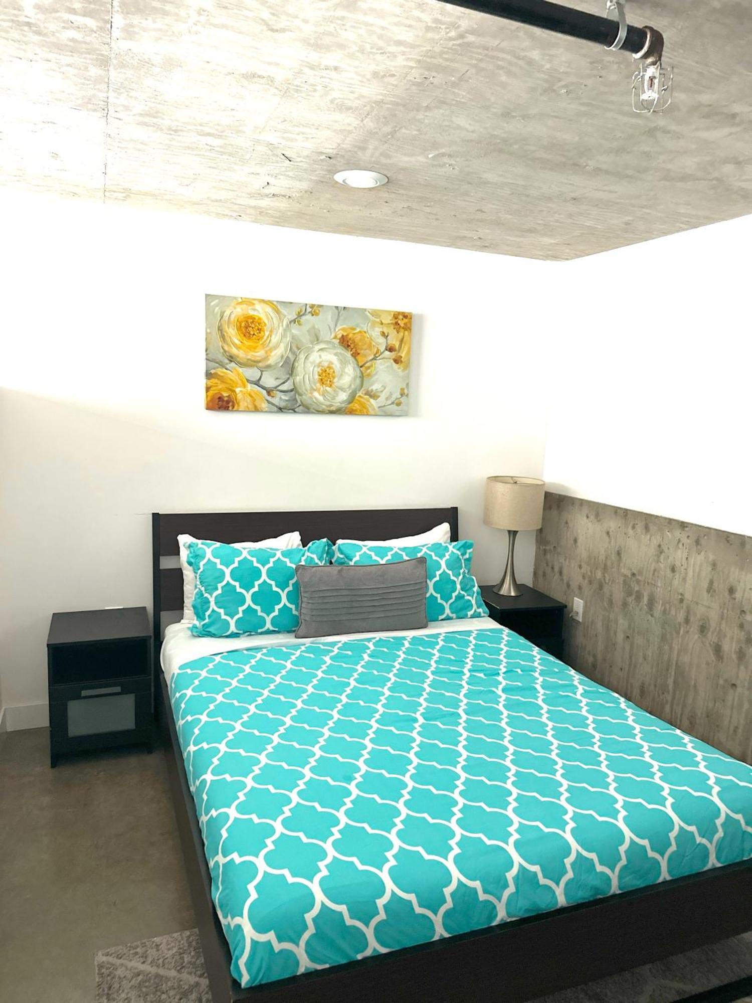 Modern 2 Bdrm W/parking In The Heart Of Hillcrest *